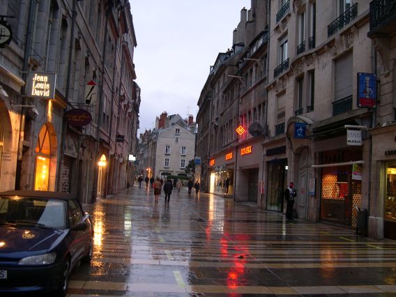  rue piétonne en soirée